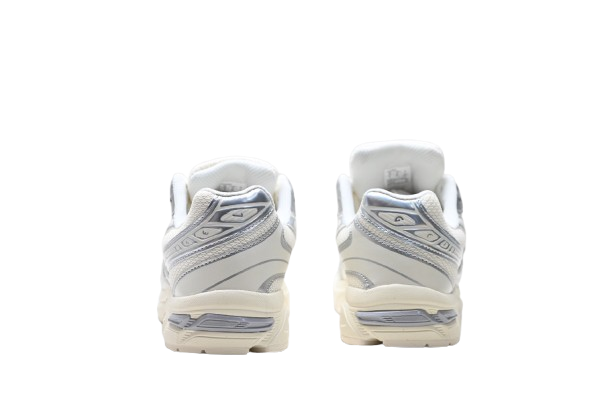 ASICS Silver Retro Runner – Blanc & Argent