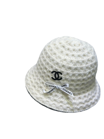 Bob Chanel en laine avec logo CC