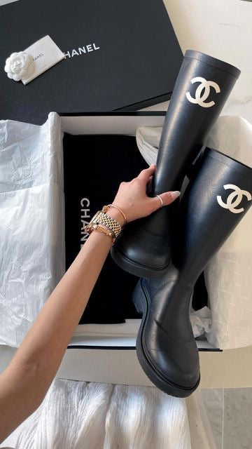 Bottes Chanel Noires Logo - Luxe & Élégance Intemporelle
