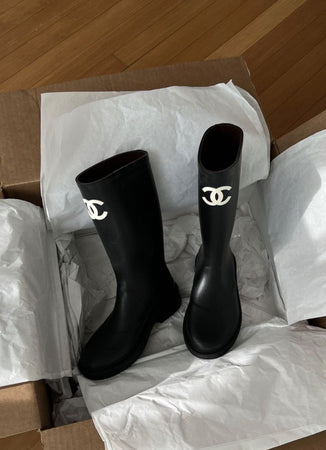 Bottes Chanel Noires Logo - Luxe & Élégance Intemporelle
