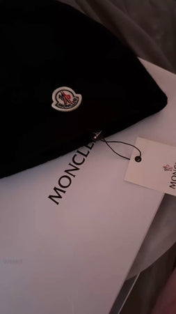 Bonnet Moncler - Maille Côtelée Noire avec Patch Tricolore