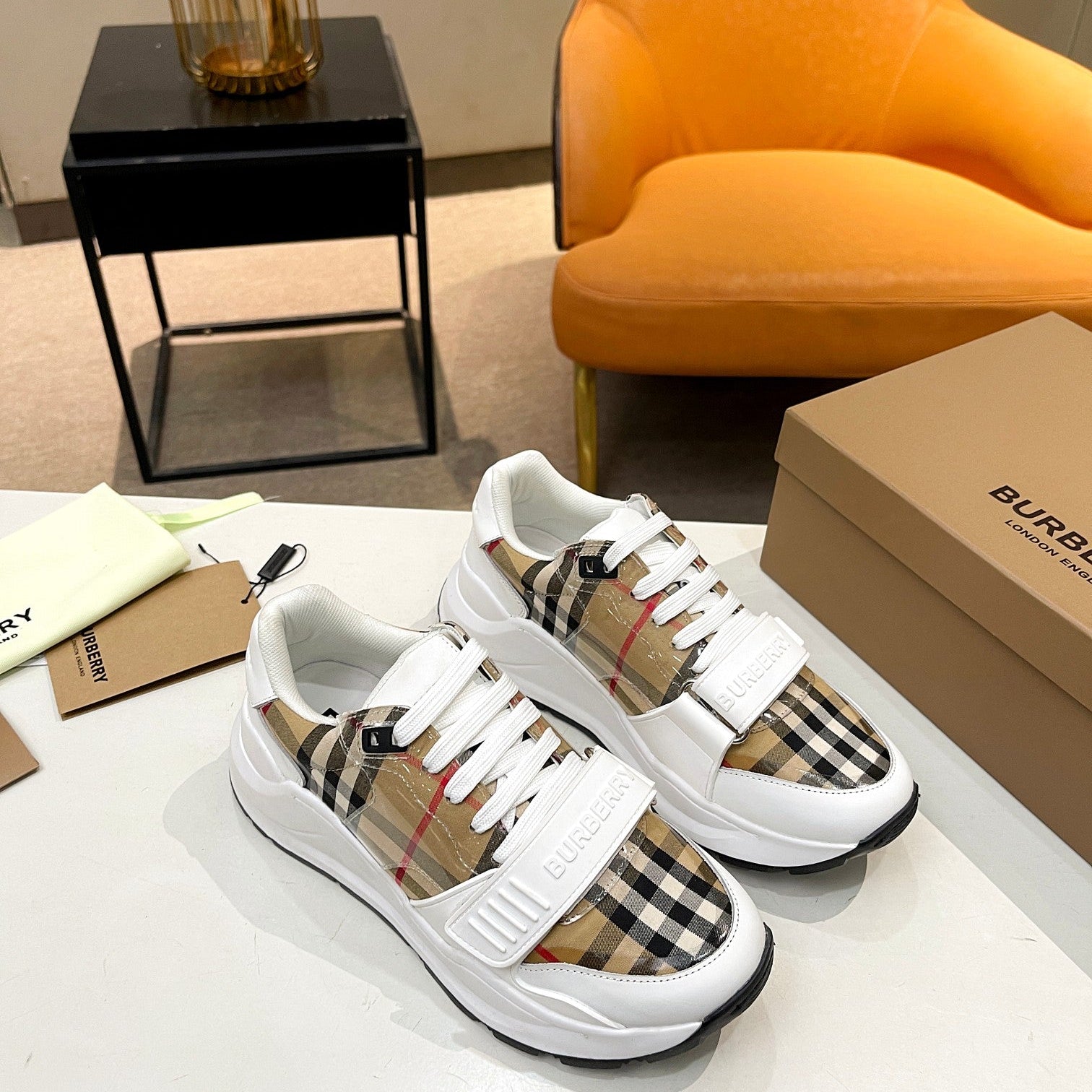 Baskets Burberry à motif check beige et blanc