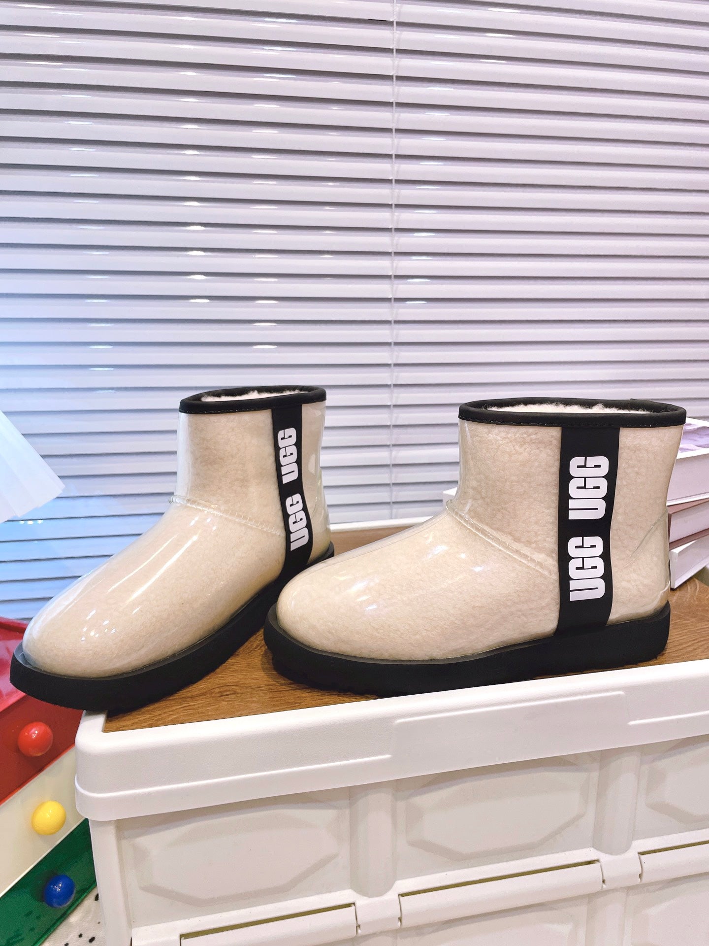 UGG Classic Clear Mini – Bottines imperméables beige / crème