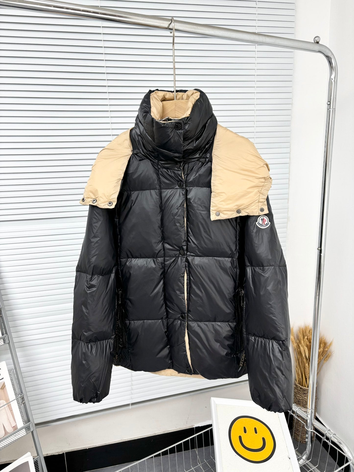 Doudoune Moncler bicolore – Noir & Beige / Blanc & Rose, coupe courte, style premium