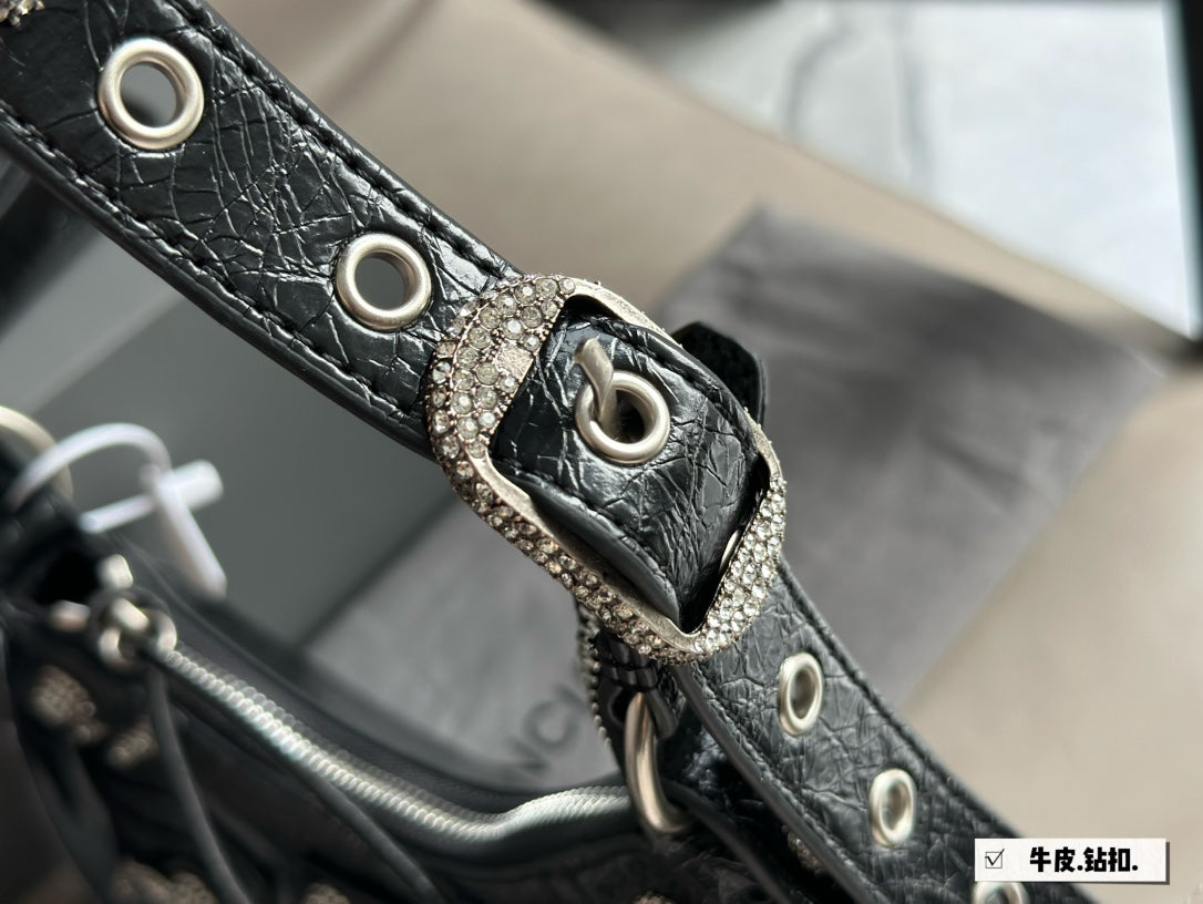 Sac Balenciaga Le Cagole en cuir noir avec détails argentés et strass