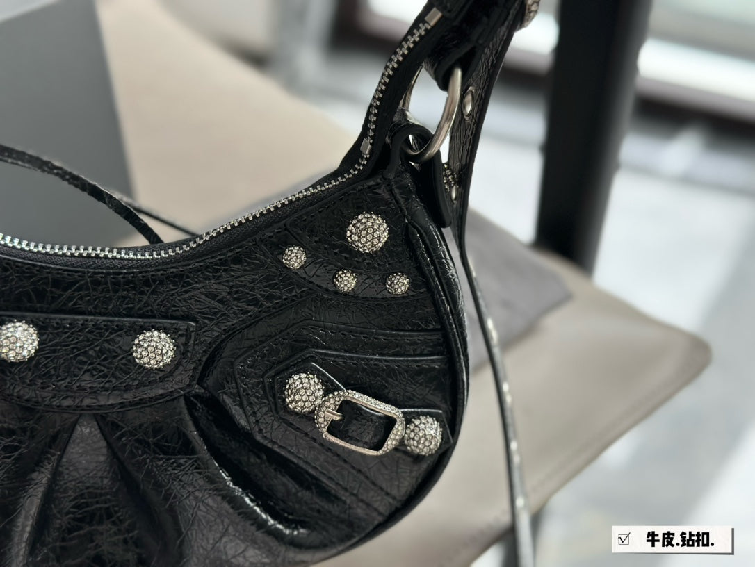 Sac Balenciaga Le Cagole en cuir noir avec détails argentés et strass