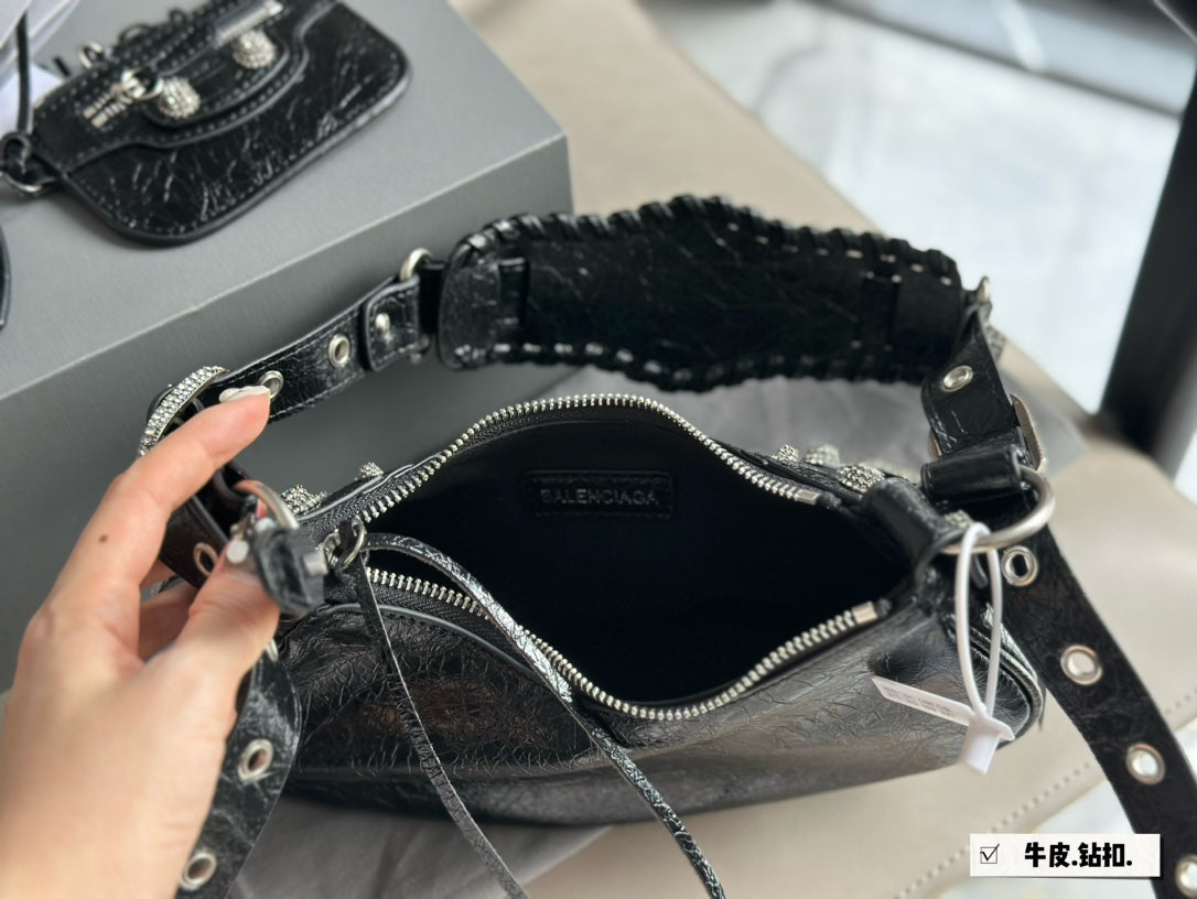 Sac Balenciaga Le Cagole en cuir noir avec détails argentés et strass