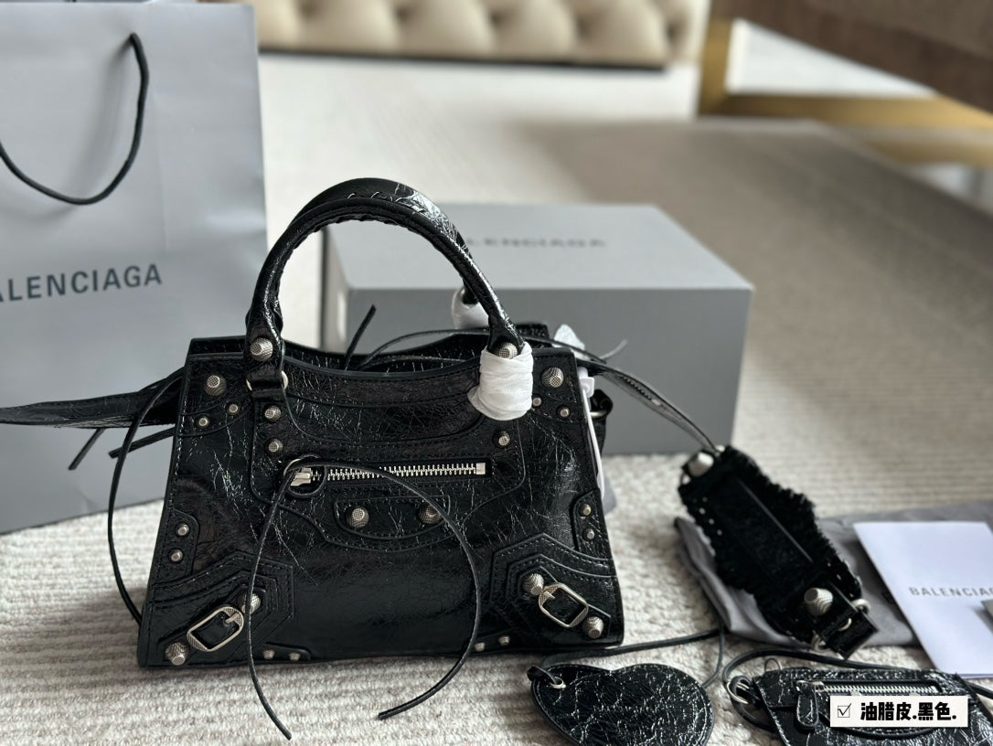 Sac Balenciaga City Mini en cuir noir avec clous argentés