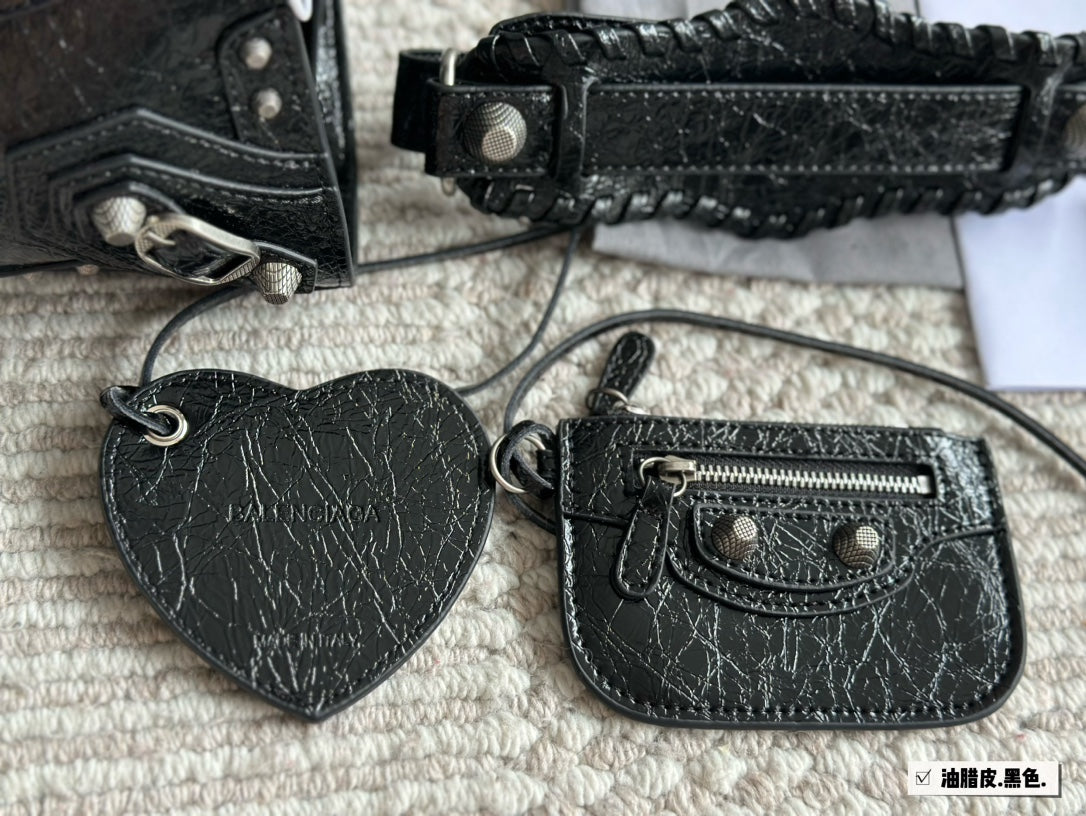 Sac Balenciaga City Mini en cuir noir avec clous argentés