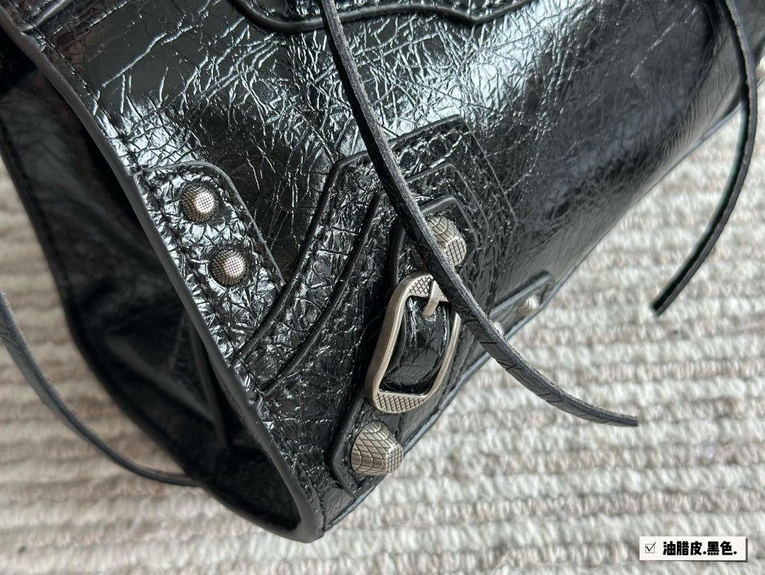 Sac Balenciaga City Mini en cuir noir avec clous argentés