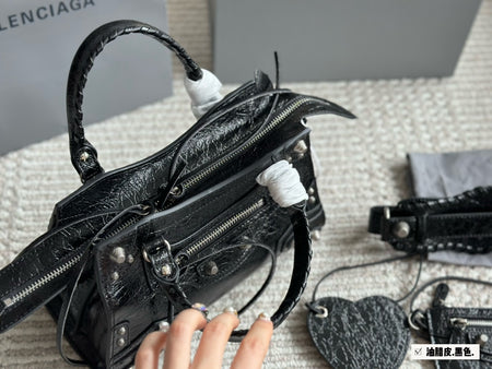 Sac Balenciaga City Mini en cuir noir avec clous argentés